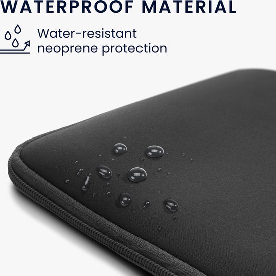Zwarte neopreen tablethoes met waterdruppels die de waterafstotende eigenschappen demonstreren.