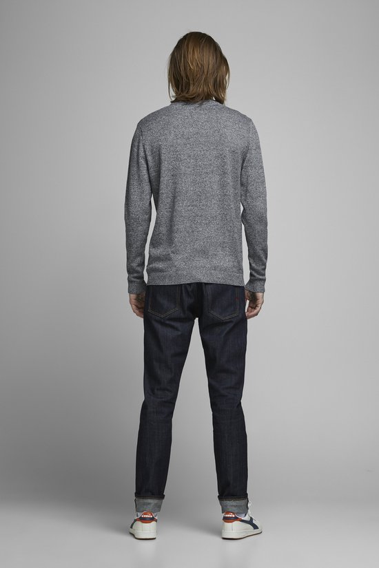 Man met lange, donkergrijs gemêleerde trui met ronde hals en jeans.