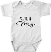 Baby Rompertje met tekst - See you in May - Wit - Geboorte - Zwangerschap aankondiging - Pregnant - In verwachting - Pregnancy announcement  - Romper - Mei