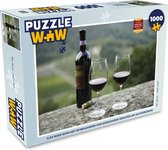 Puzzel Fles Rode wijn met wijngaarden van Sangiovese-druiven op achtergrond - Legpuzzel - Puzzel 1000 stukjes volwassenen