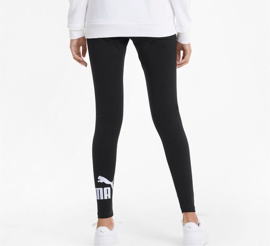 Dames met zwarte PUMA-legging, met grote PUMA-logo op de enkel.