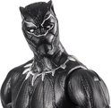 Close-up van een Black Panther-actiefiguur met masker en zilveren ketting om de nek.