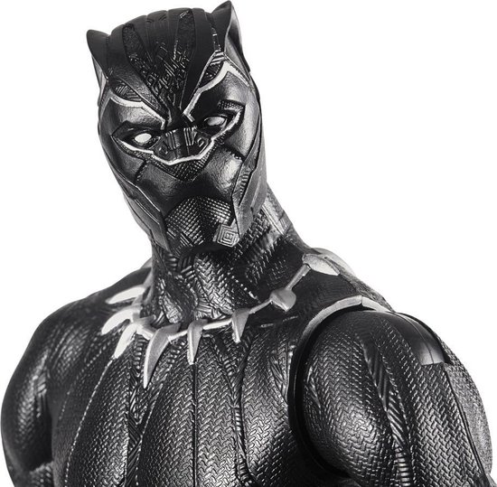 Close-up van een Black Panther-actiefiguur met masker en zilveren ketting om de nek.