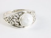 Fijne opengewerkte zilveren ring met howliet - maat 16