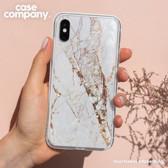 Hand met telefoonhoesje met marmerprint.