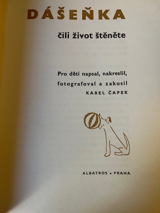Boek 'Dášeňka čili Život štěněte' van Karel Čapek met een illustratie van een hondje met een bal.