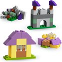LEGO-modellen van een kasteel met paarse vlaggen, een paars-geel huis, en een grijze ruïne.