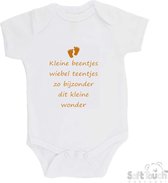 100% katoenen Romper "Kleine beentjes Wiebel teentjes Zo bijzonder Dit kleine wonder" Unisex Katoen Wit/tan Maat 56/62