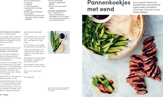 Dun gesneden eendenborst en komkommer met koriander op pannenkoekjes, op een houten plank.