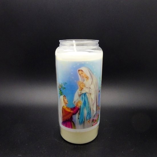 Une bougie blanche avec une image de la Sainte Vierge Marie, vêtue d'une robe blanche avec une écharpe bleue et un chapelet, et une fille agenouillée portant une écharpe orange.