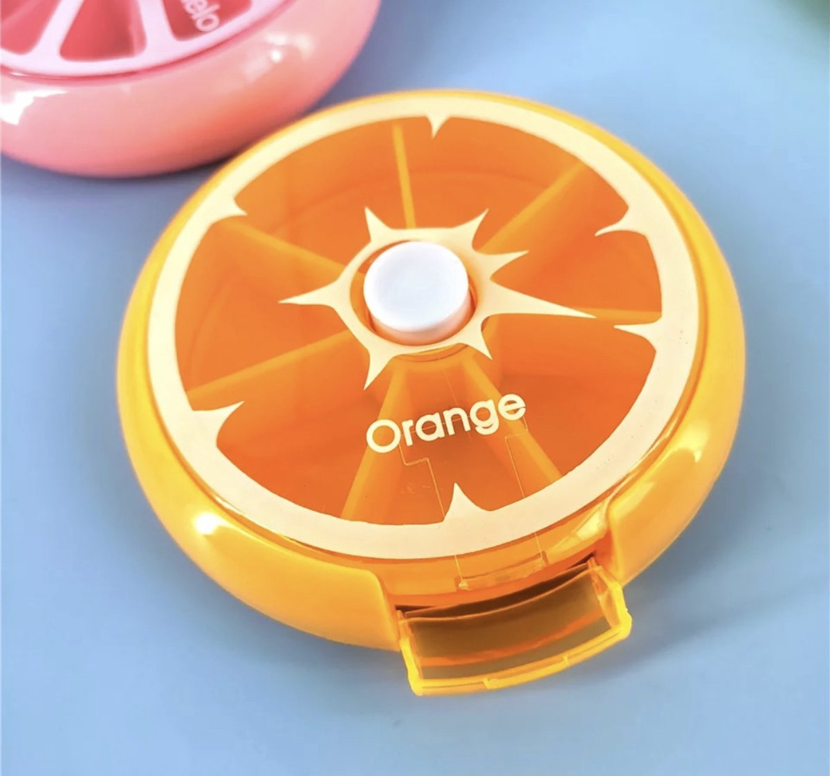 Pillendoos met drukknop - Oranje - 7 daags - makkelijk in gebruik - hoge kwaliteit - ixen
