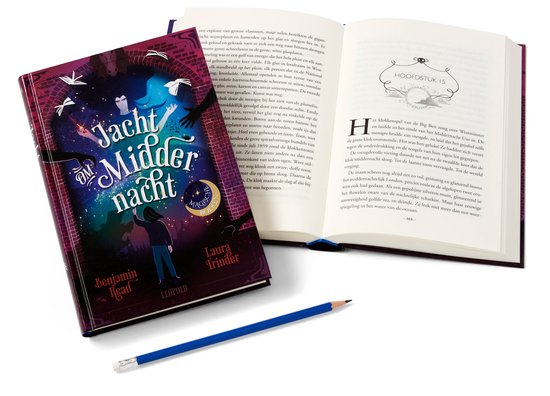 Een open boek met de titel 'Jacht om Middernacht' naast een potlood. De ene pagina toont tekst en de andere een illustratie.