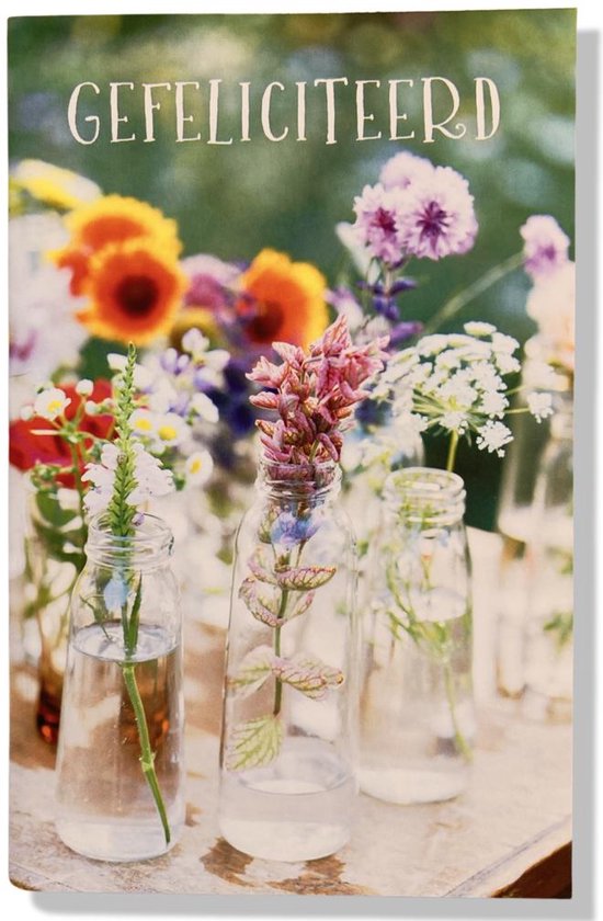Kaart met diverse bloemen in glazen vaasjes. Tekst: GEFELICITEERD.
