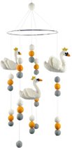 Mobiel Zwanen met Kroontjes - 21cm - Vilten Figuren - BeYoona - Fairtrade - Decoratie voor boven Bed, Box of als Babykamer Accessoire