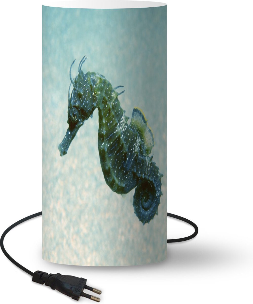 Lamp - Nachtlampje - Tafellamp slaapkamer - Afbeelding van een zeepaardje in de zee - 33 cm hoog - Ø15.9 cm - Inclusief LED lamp