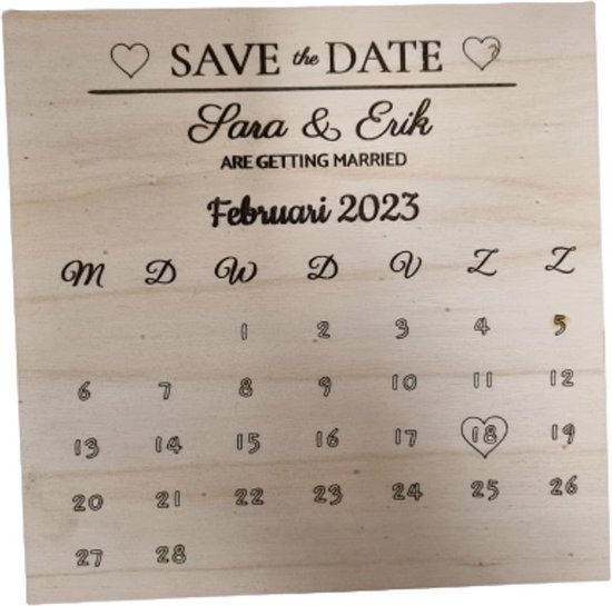 Houten kalender met de tekst "SAVE the DATE SARA & ERIK ARE GETTING MARRIED Februari 2023". De 18e is omcirkeld.