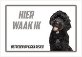 Waakbord/ bord | "Hier waak ik" | 30 x 20 cm | Labradoodle zwart | Waakhond | Hond | Dikte: 1 mm | Betreden op eigen risico | Polystyreen | Rechthoek | Witte achtergrond | 1 stuk