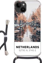 Geschikt voorApple Iphone 14 - Crossbody Case - Nederland - Amsterdam - Gracht - Herfst - Siliconen - Crossbody - Backcover met Koord - Telefoonhoesje met koord - Hoesje met touw