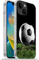 Geschikt voorApple Iphone 14 - Softcase hoesje - Voetbal in het gras - Siliconen Telefoonhoesje