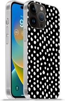 Geschikt voorApple Iphone 14 Pro - Softcase hoesje - Stippen - Zwart - Wit - Siliconen Telefoonhoesje