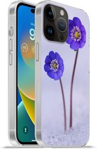 Geschikt voorApple Iphone 14 Pro - Softcase hoesje - Bloemen - Sneeuw - Paars - Siliconen Telefoonhoesje