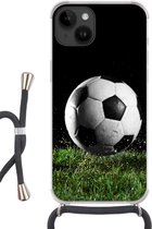 Geschikt voorApple Iphone 14 - Crossbody Case - Voetbal in het gras - Siliconen - Crossbody - Backcover met Koord - Telefoonhoesje met koord - Hoesje met touw