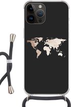 Geschikt voorApple Iphone 14 Pro Max - Crossbody Case - Wereldkaart - Leer - Zwart - Siliconen - Crossbody - Backcover met Koord - Telefoonhoesje met koord - Hoesje met touw