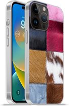 Geschikt voorApple Iphone 14 Pro - Softcase hoesje - Een kleurrijk en geruit tapijt met onder andere een koeienhuid - Siliconen Telefoonhoesje