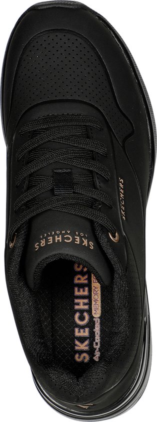 Zwarte Skechers sneaker, bovenaanzicht, met gouden tekst.
