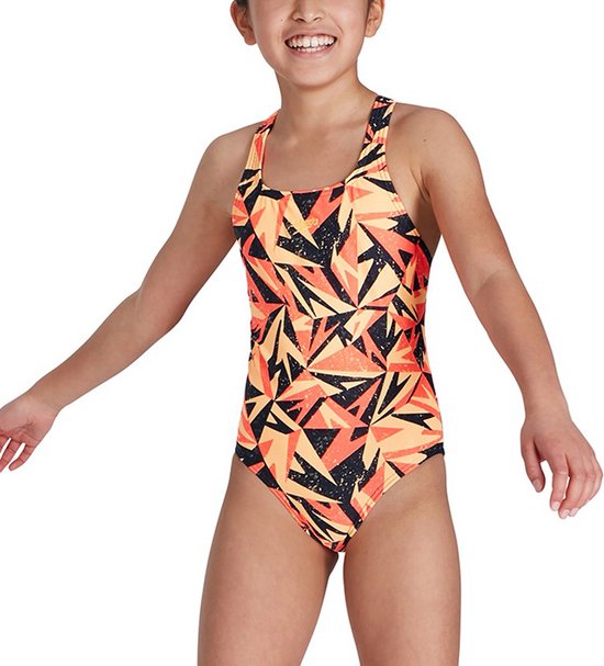 Zwemster met een Speedo badpak met een geometrisch patroon in oranje, zwart en geel.
