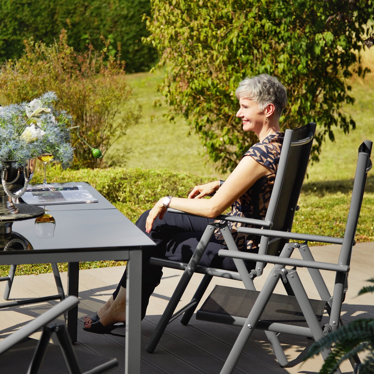 tectake® Tuinset - Tuintafel met Tuinstoelen - 6 Stoelen en 1 Tuintafel met Glazen Blad - Weerbestendige Tuinmeubelset voor het balkon of tuin - 6 Personen - Antraciet – foto 3