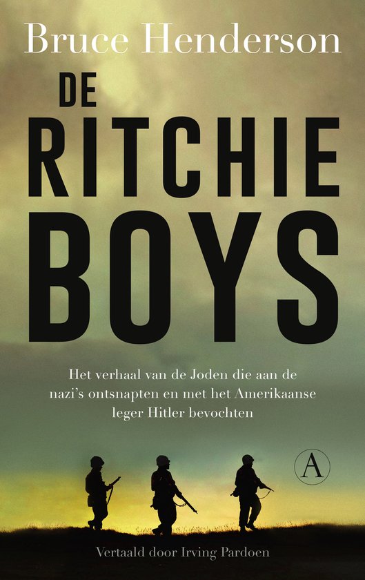 Boekcover 'De Ritchie Boys' met een silhouet van drie soldaten in de schemering en de tekst 'Het verhaal van de Joden die aan de nazi's ontsnapten en met het Amerikaanse leger Hitler bevochten'.