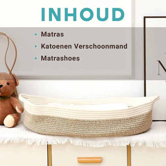 Wieg met matras en katoenen hoes met de tekst 'INHOUD'.