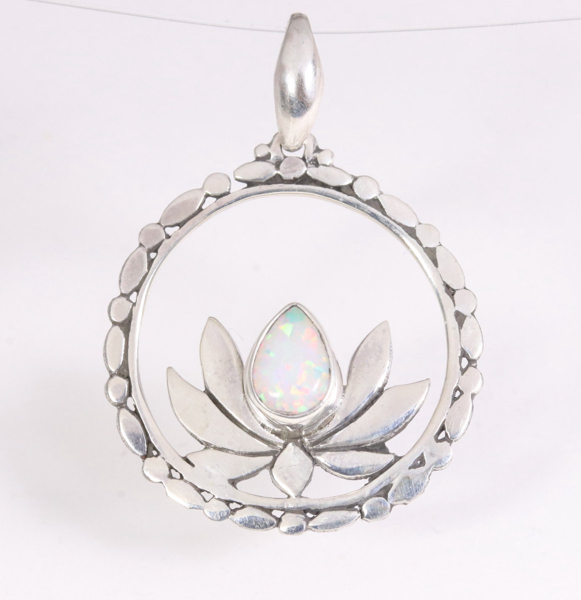 Ronde zilveren lotus bloem hanger met welo opaal