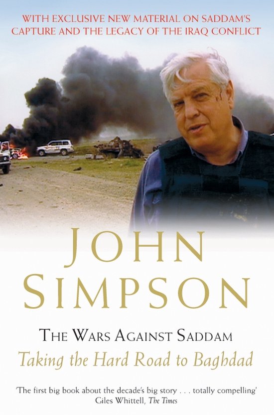 Boekomslag met John Simpson in oorlogsgebied, titel 'The Wars Against Saddam' en extra informatie over de Irak-oorlog.