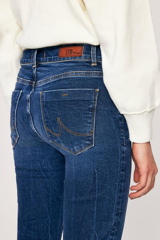 Donkerblauwe LTB jeans met gele stiksels op de achterzakken.