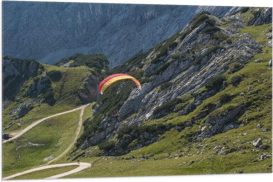 WallClassics - Drapeau - Parapente à travers les Montagnes et la nature - 105x70 cm Photo sur drapeau en polyester