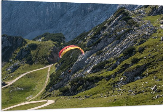 WallClassics - Acrylglas - Paraglidend door de Bergen en Natuur - 150x100 cm Foto op Acrylglas (Wanddecoratie op Acrylaat)