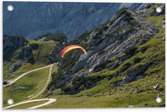 WallClassics - Poster de jardin - Parapente à travers les Montagnes et la nature - 60x40 cm Photo sur Poster de jardin (décoration murale pour l'extérieur et l'intérieur)