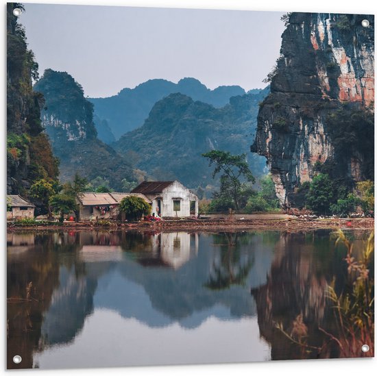 WallClassics - Tuinposter – Huisje bij Water en Bergen - Vietnam - 100x100 cm Foto op Tuinposter  (wanddecoratie voor buiten en binnen)
