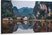 WallClassics - Toile - Cottage près de Water et des Montagnes - Vietnam - 150x100 cm Tableau sur toile (Décoration murale sur toile)