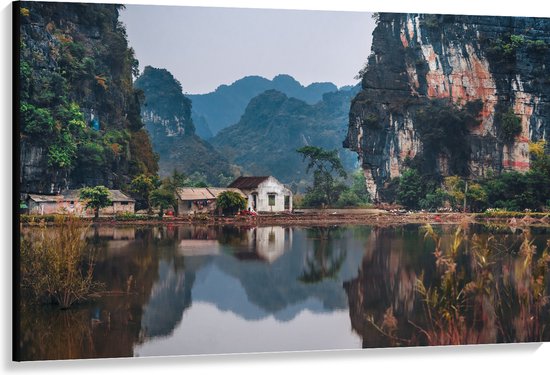 WallClassics - Canvas  - Huisje bij Water en Bergen - Vietnam - 150x100 cm Foto op Canvas Schilderij (Wanddecoratie op Canvas)