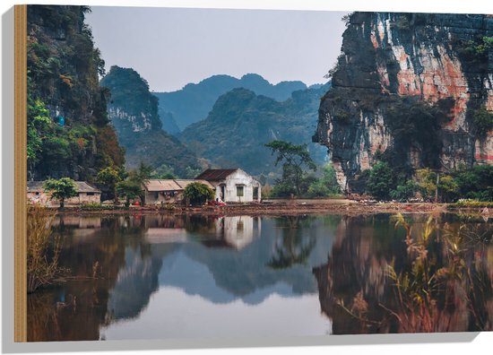 WallClassics - Hout - Huisje bij Water en Bergen - Vietnam - 75x50 cm - 12 mm dik - Foto op Hout (Met Ophangsysteem)