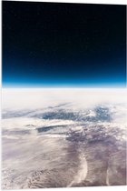WallClassics - Acrylglas - Uitzicht over de Aarde in de Ruimte - 70x105 cm Foto op Acrylglas (Wanddecoratie op Acrylaat)