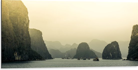 WallClassics - Dibond - Ha Long Bay - Vietnam - 100x50 cm Foto op Aluminium (Wanddecoratie van metaal)