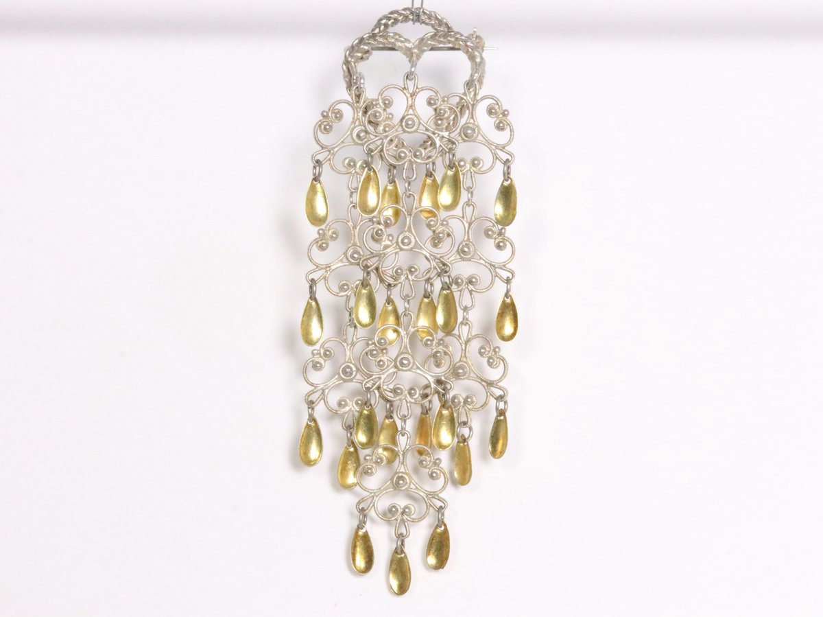 Traditionele lange zilveren filigrein broche met geelgoud vergulde klepels