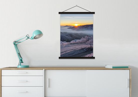 Porte-affiche avec affiche - Affiche scolaire - Hiver - Montagnes - Soleil - Soirée - 90x120 cm - Lattes noires