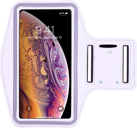 Brassard de sport blanc avec un téléphone affichant un fond d'écran violet et jaune.