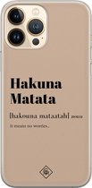 Casimoda® hoesje - Geschikt voor iPhone 13 Pro Max - Hakuna Matata - Siliconen/TPU telefoonhoesje - Backcover - Tekst - Bruin/beige