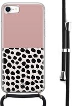 Casimoda® hoesje met koord - Geschikt voor iPhone SE (2020) - Stippen roze - Afneembaar koord - Siliconen/TPU - Roze